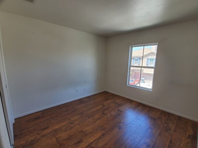 Building Photo - 3 bed/ 2.5 bath house 1,955 sqft