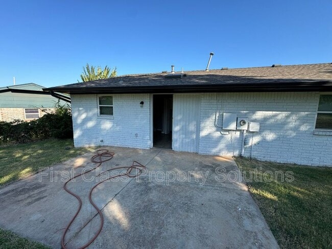 Building Photo - 3524 Hillside Dr