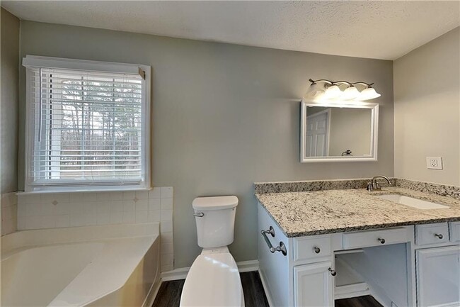 Building Photo - 351 Robin Hood Dr