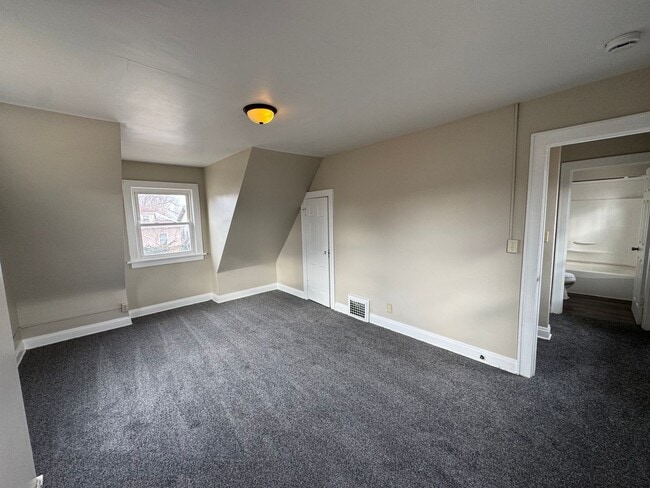 Building Photo - Two bedroom one bath house in Rock Island