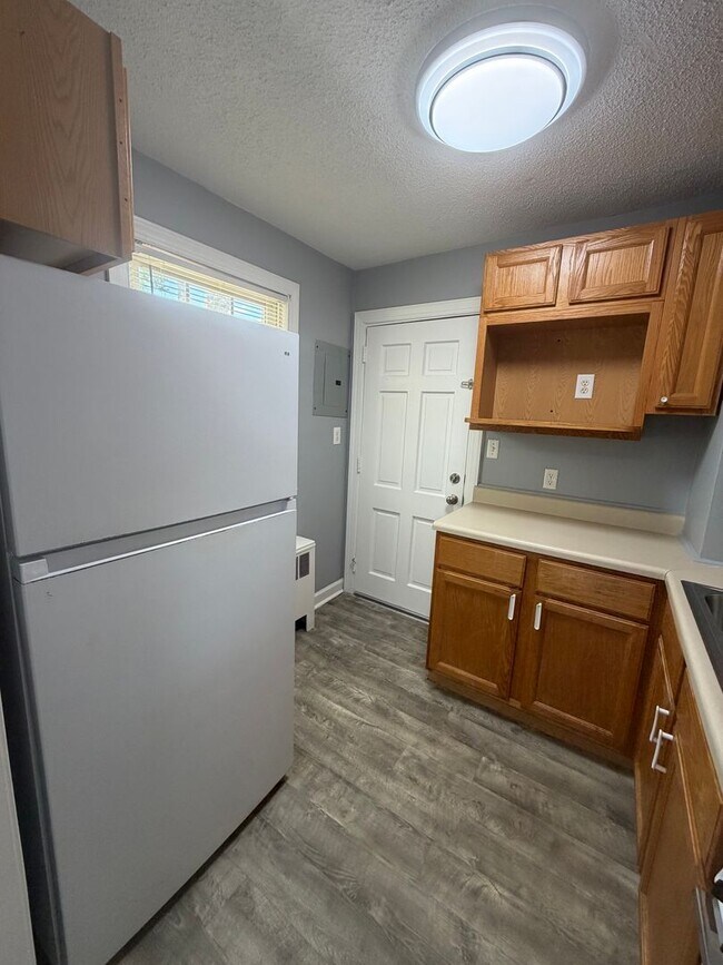 Building Photo - 1400 Roslyn Dr