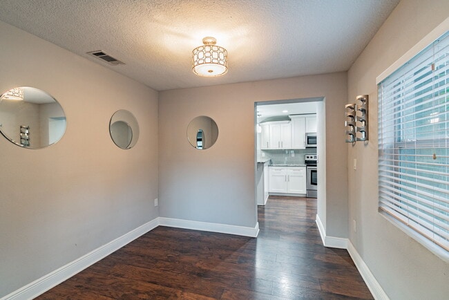 Building Photo - 3208 W Napoleon Ave