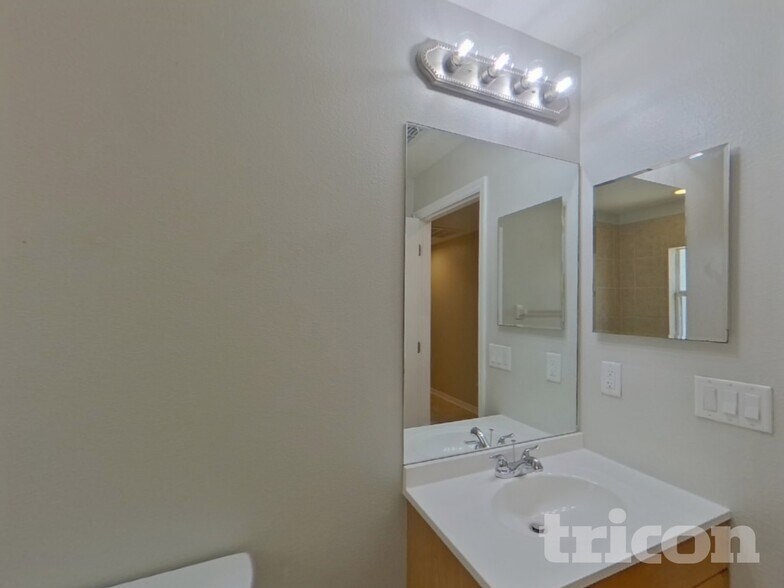 Building Photo - 10109 37th Ct E