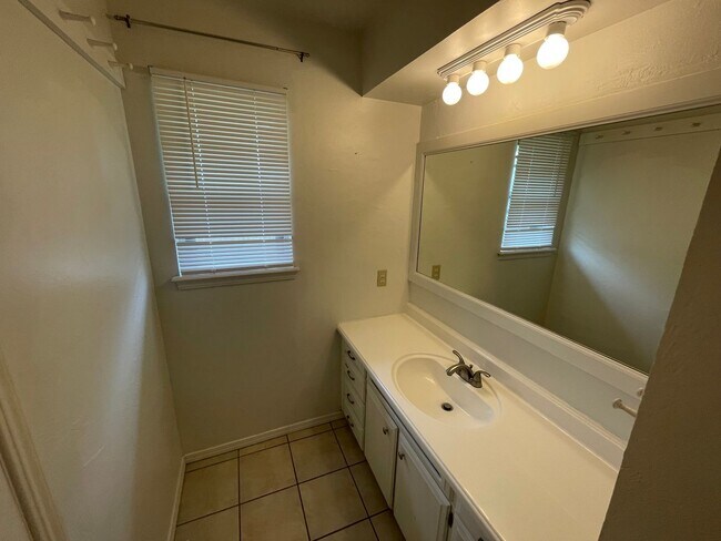 Building Photo - 4 bed 2 bath 2 car, Great Character and st...