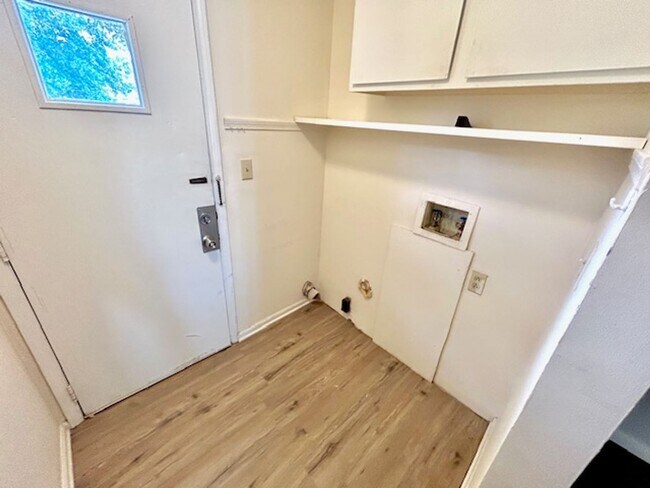 Building Photo - Cute and Cozy-ONE BEDROOM/ONE BATH - SOUTH HUNTSVILLE LOCATION -With a $300 Off the first month's...