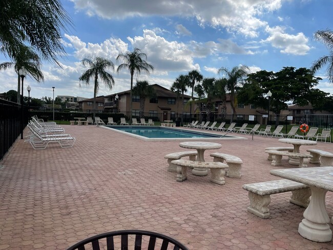 Building Photo - 2 Bedroom Condo in Winding Lake - Sunrise ...