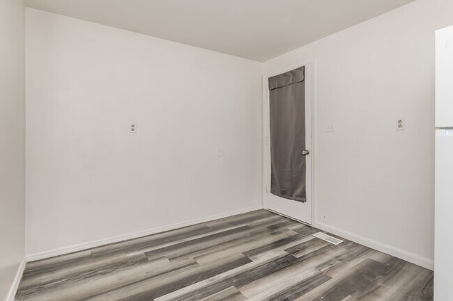 Building Photo - 6538-6552-6552 Conway Dr