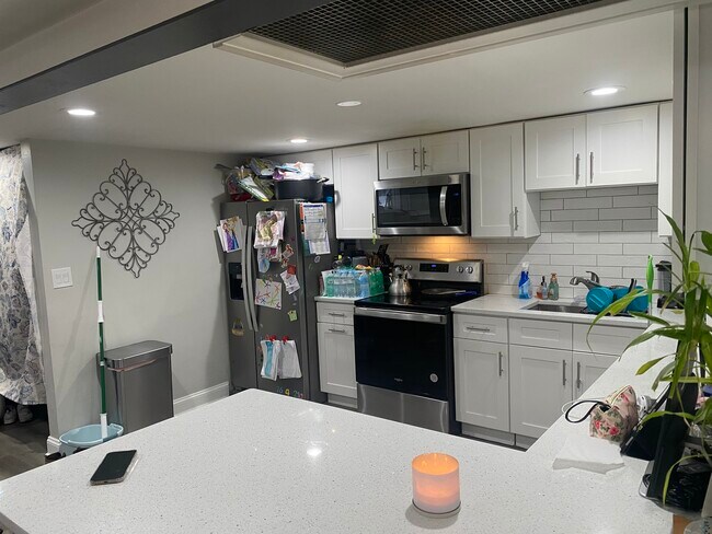 Building Photo - 5530 N Mango Ave