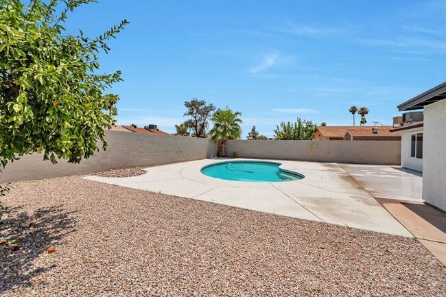 Building Photo - 3 Bedroom 2 Bath with Pool!