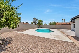 Building Photo - 3 Bedroom 2 Bath with Pool!