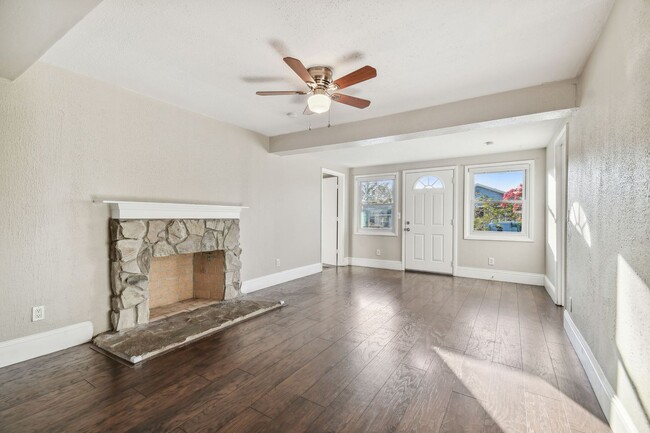 Building Photo - Charming 3 bed 2 bath North Kenwood home w...