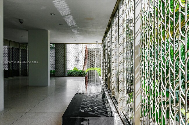 Building Photo - 300 Collins Ave