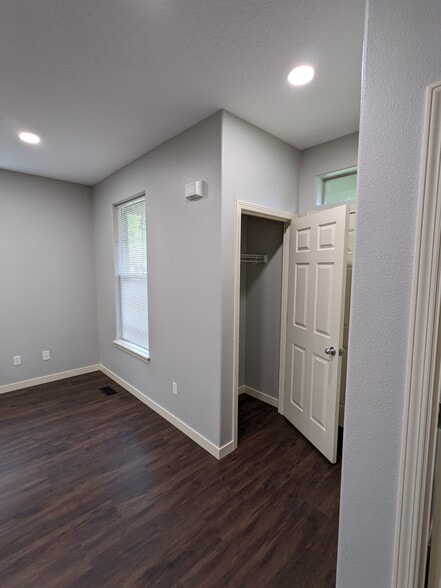 Building Photo - 2610 NE 88th Pl