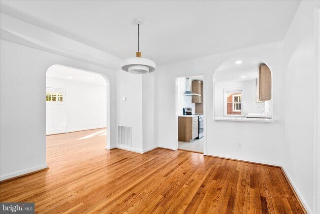 Building Photo - 117 W 14th St