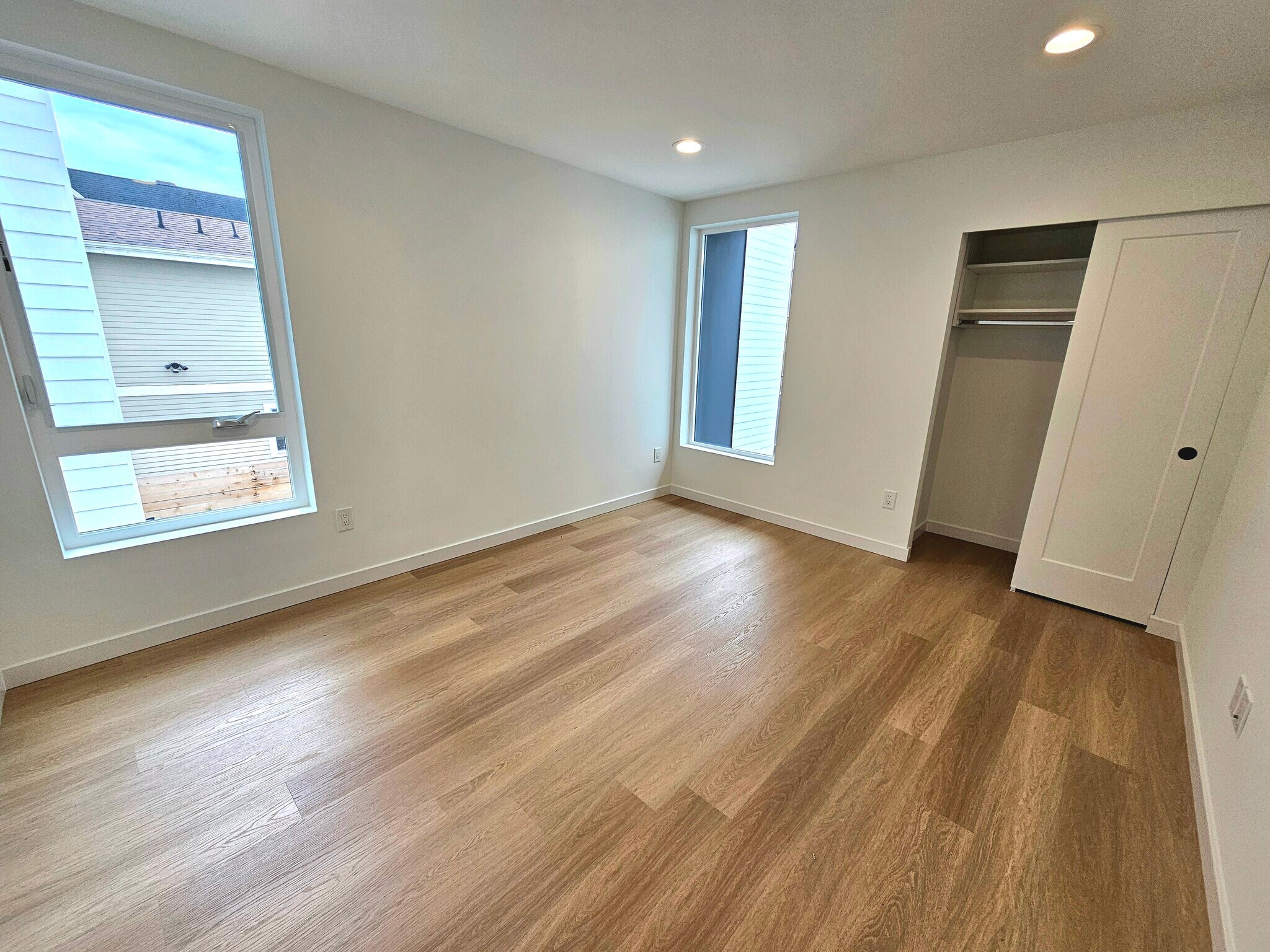 Building Photo - 922 16th Ave