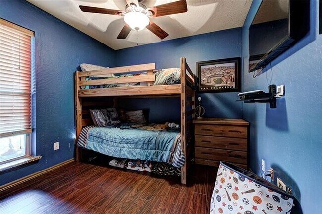 Building Photo - 3 Bed 2.5 Bath 2 Car Garage in Westmoor Ad...