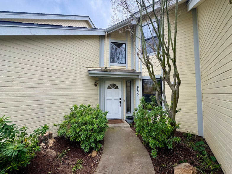 Building Photo - 983 E Foxhill Dr