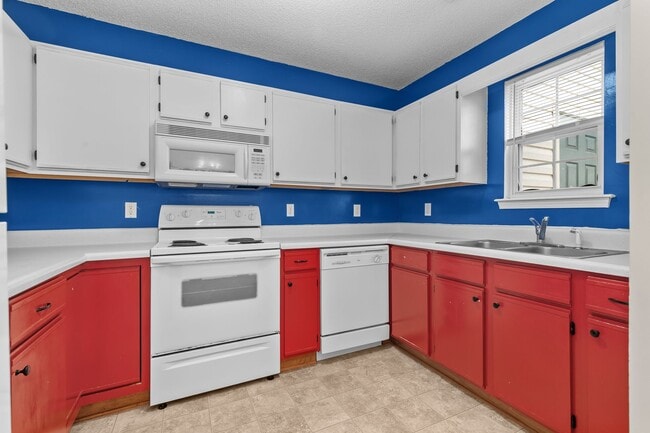 Building Photo - 2 Bed 2.5 Bath Townhome