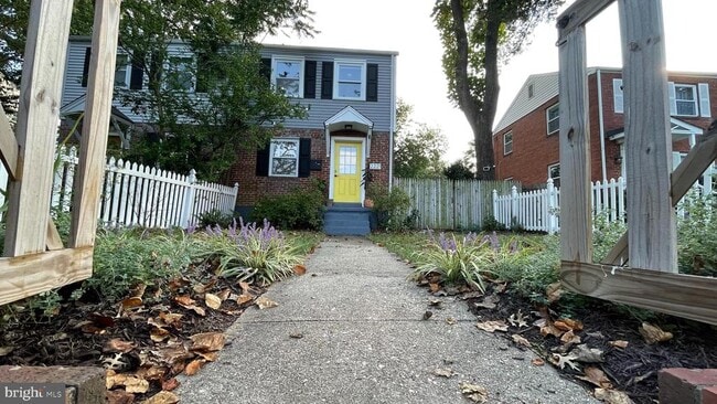 Building Photo - 2221 Arlington Terrace