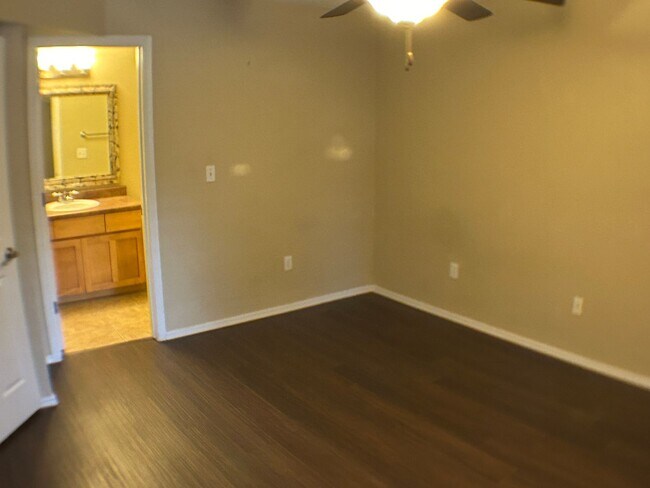 Building Photo - Beautiful 2 bedroom 2 bathroom condo (Avai...