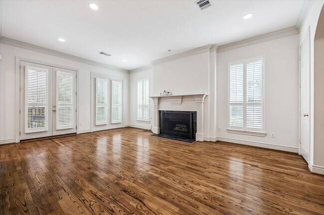 Building Photo - 1811 Devonshire Crescent