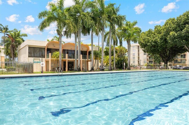 Building Photo - 9340 Fontainebleau Blvd