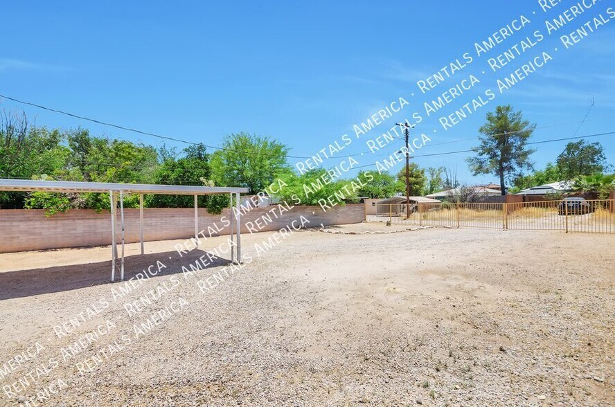 Building Photo - 1520 E Silver St