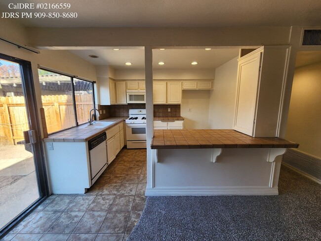 Building Photo - San Dimas 3 Bedroom Townhouse