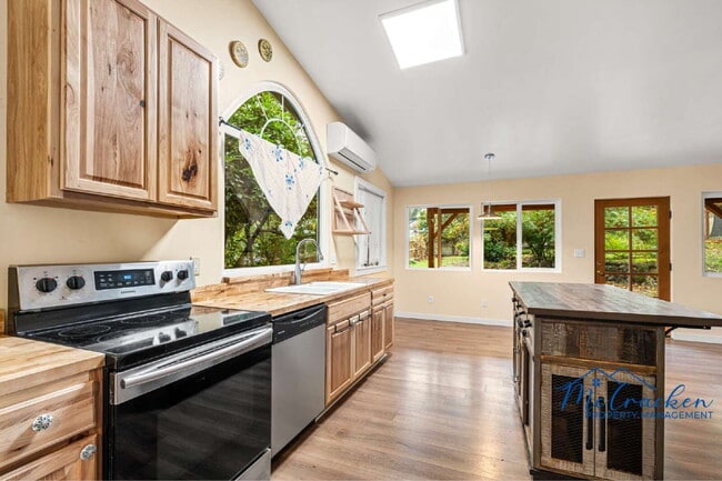 Building Photo - 698 Ashland St