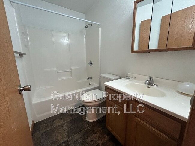 Building Photo - 330 E 4th St