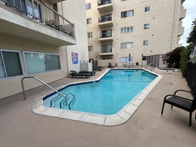 Building Photo - 622 S Barrington Ave