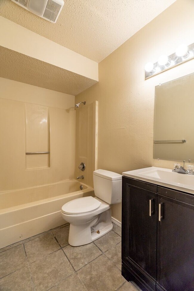Building Photo - 559 S Ray Ave