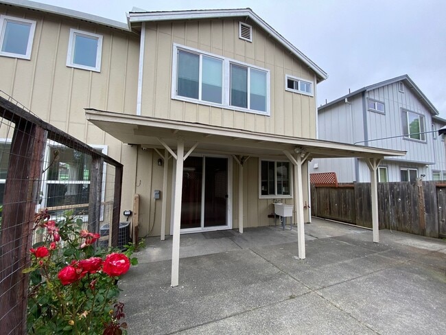 Building Photo - 3 Bedroom Home in SW Santa Rosa