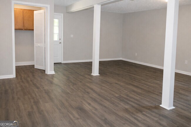 Building Photo - 257 Omega Dr