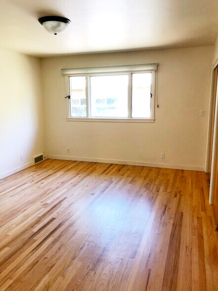 Building Photo - 1015 NE Duncan Ln