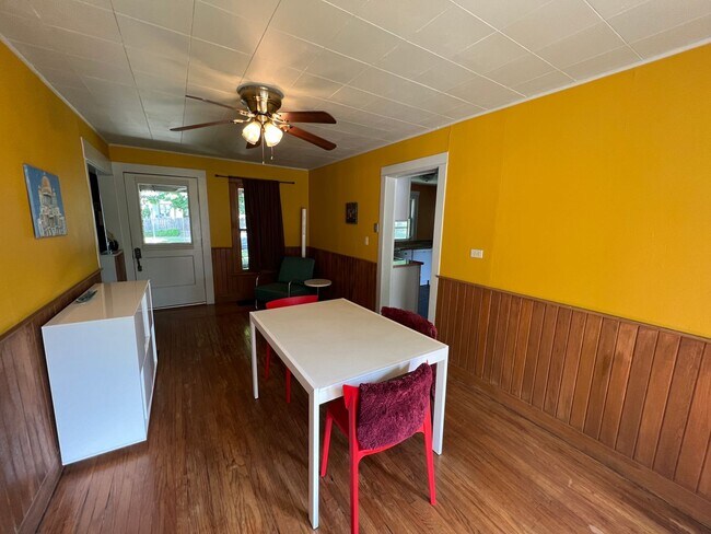 Building Photo - Lovely Furnished Home Available September ...