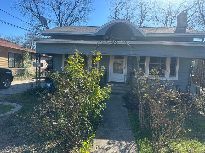 Building Photo - 1118 Santa Anna