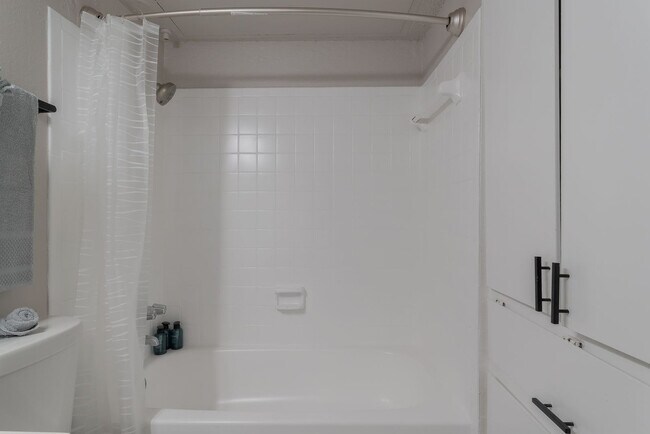Building Photo - 2525 Thomason Cir