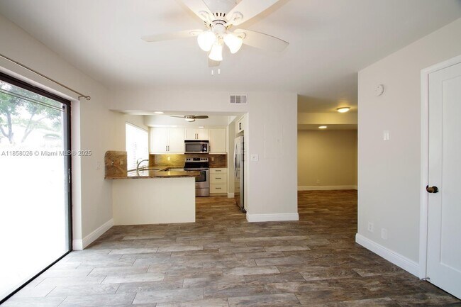 Building Photo - 3010 Willow Ln