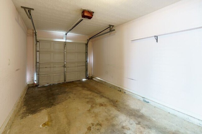 Building Photo - 321 Samuel Clemens Way
