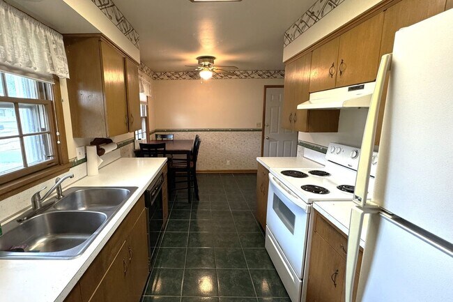 Building Photo - Large 3 Bedroom Home in North Ames just of...