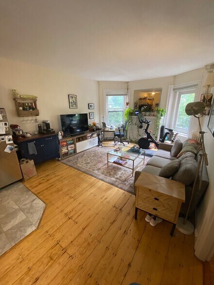 Primary Photo - 1075 Beacon St