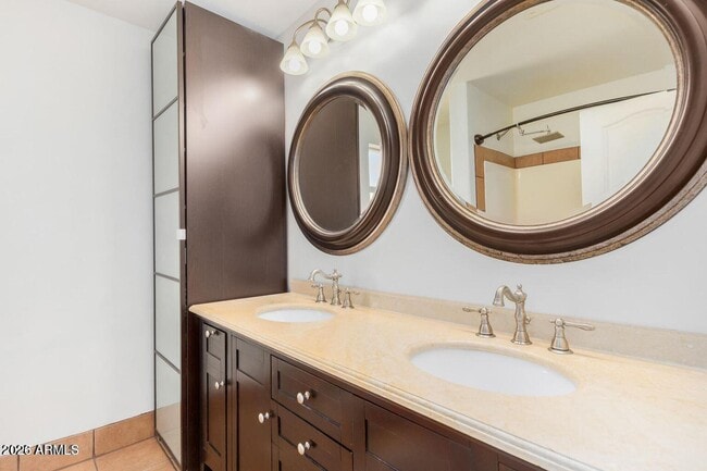 Building Photo - 2441 E Edgemont Ave