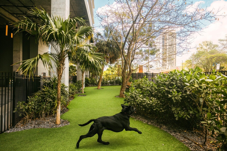 Building Photo - 221 SW 1st Ave