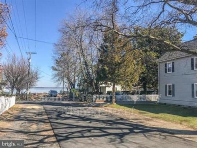 Building Photo - 961 Bryant Ave