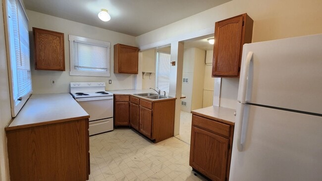 Building Photo - South Hill Home!! Coming Soon!