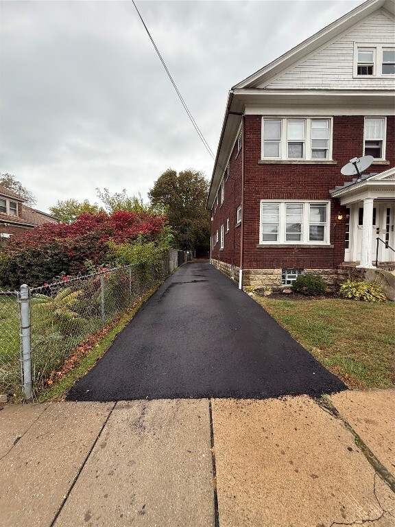 Building Photo - 620 W 5th St