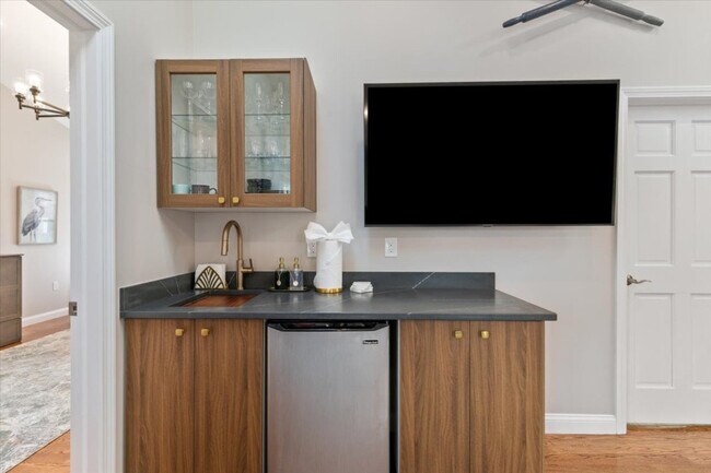 Building Photo - 17 Cedar Terrace