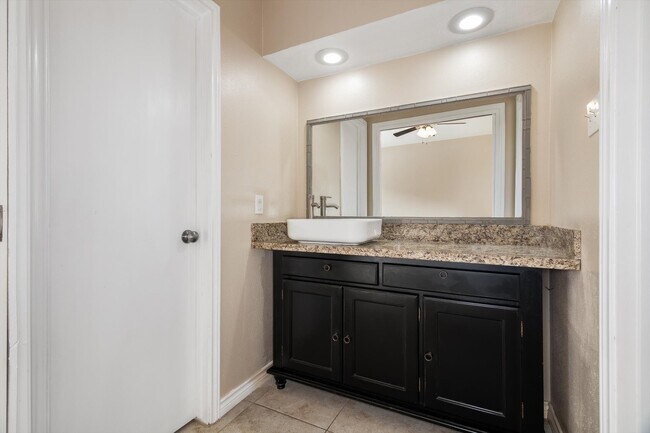 Building Photo - 7218 Foxway Ln