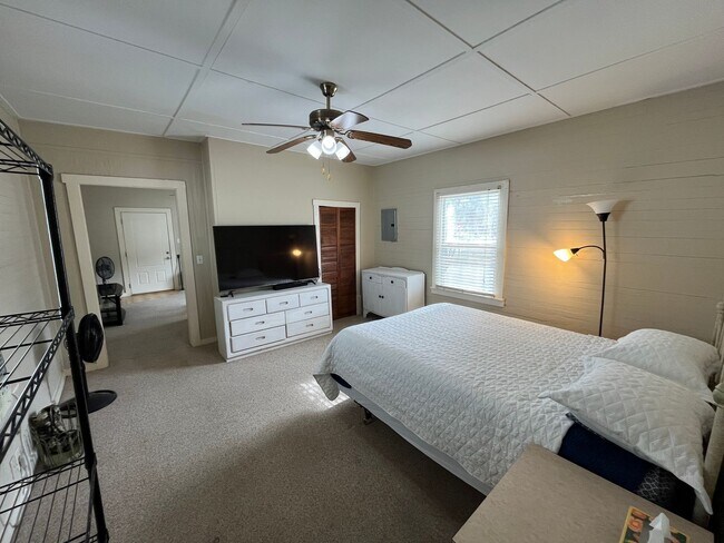 Building Photo - Furnished Downtown Mid Term Rental near East Hill